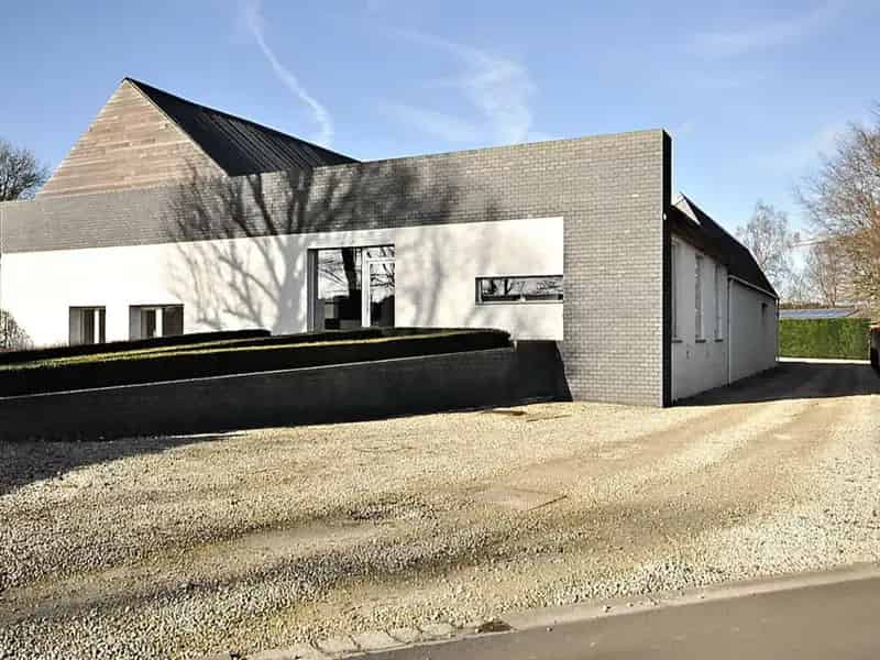 Villa met Loods en Kantoorruimte te koop