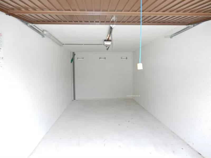 Garage te huur Tielt - Ruime garage met kantelpoort