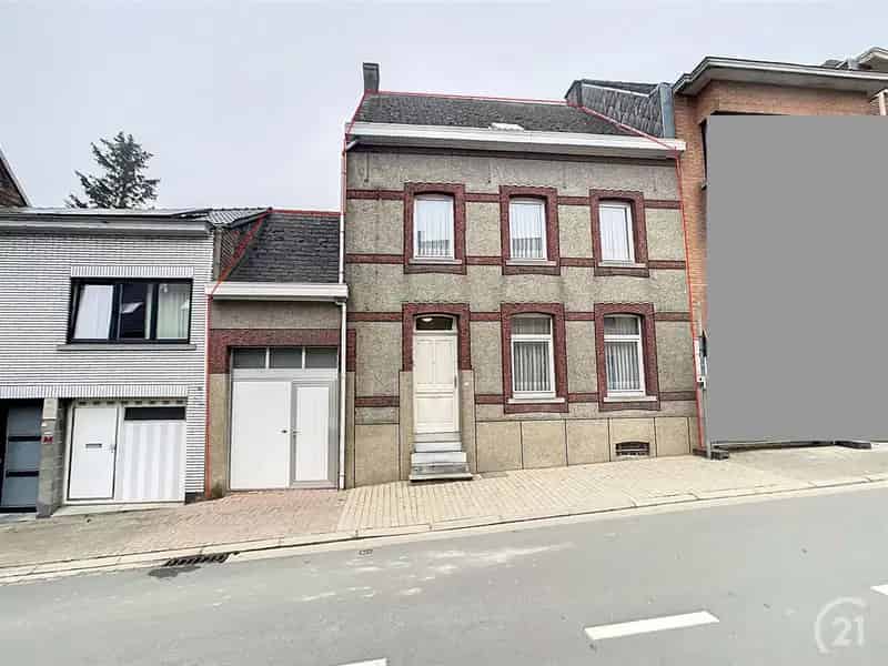 Te renoveren gezinswoning met tuin te Gooik
