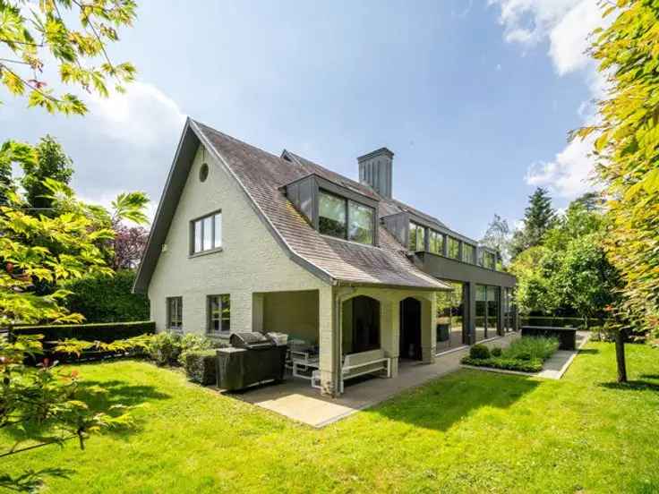 Villa te koop in Ukkel met tuin en luxe voorzieningen