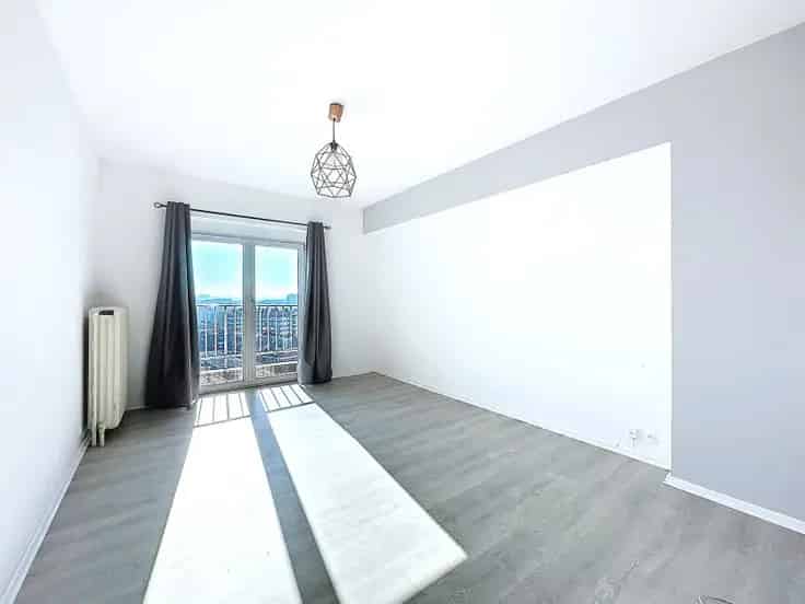 Appartement Te Koop Nabij Winkels En Openbaar Vervoer