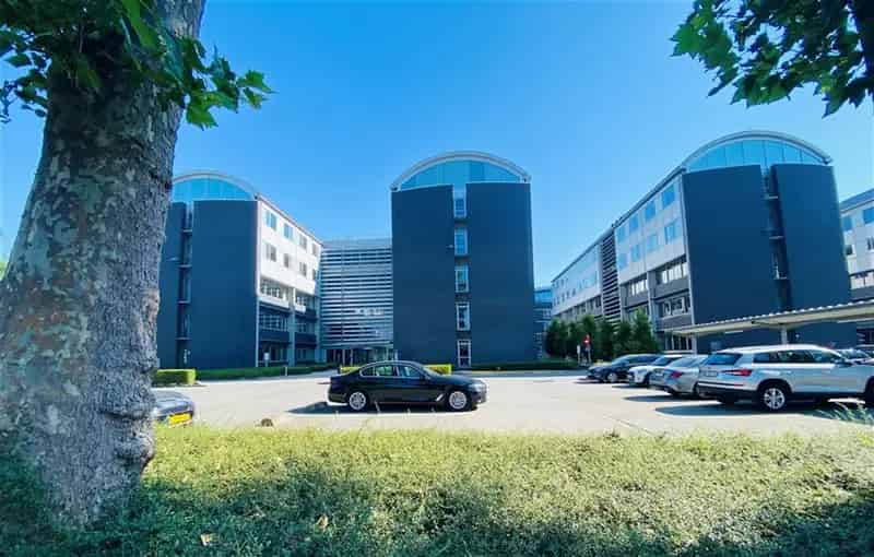 Kantoorruimte te huur nabij E40 en R4 142m²-415m²