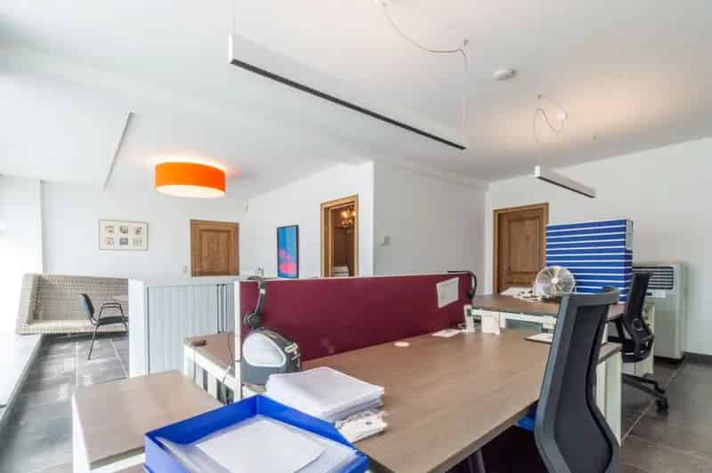 Gelijkvloerse Praktijk Kantoor Commerciële Ruimte 154m²