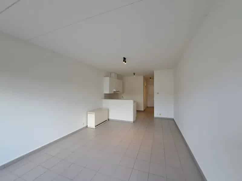 Instapklaar Gelijkvloers Appartement met Terras te Huur