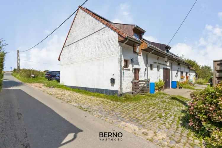 CHARMANTE BOERDERIJ MET PAARDENPISTE OP EEN IDYLLISCH DOMEIN