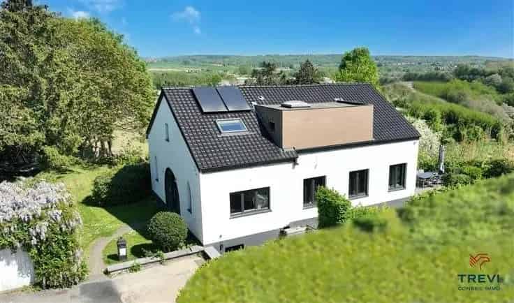 Huis Te Koop: Gerenoveerde Villa met Tuin en 4 Slaapkamers