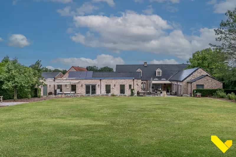 Luxe Villa met Binnenzwembad en 2 Wooneenheden te Koop