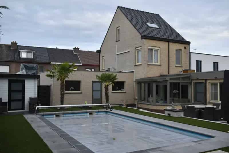 Huis te koop: Halfopen bebouwing met zwembad en garage