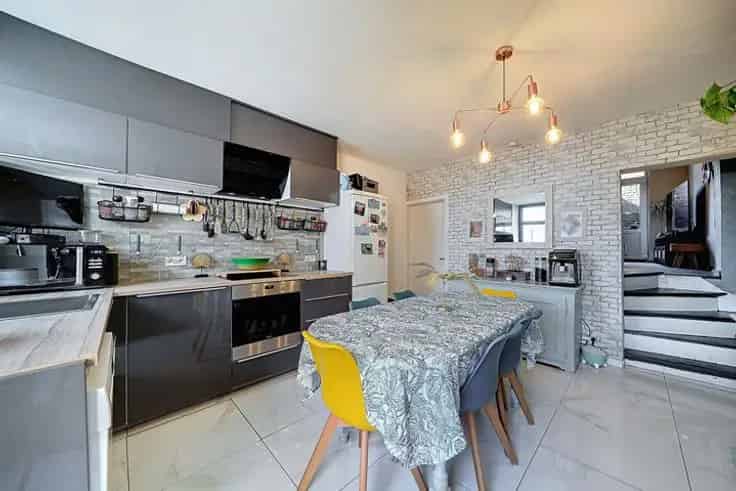 Te Koop: Tweegevelwoning met 2 slaapkamers en zij-ingang