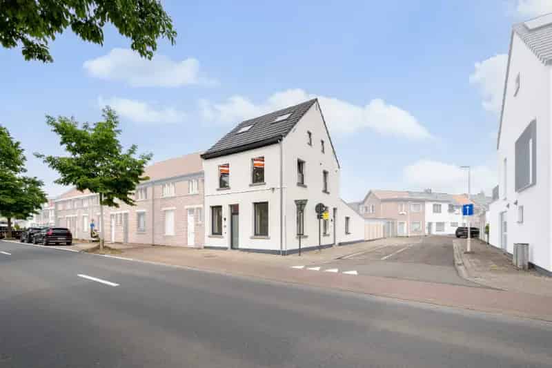 Huis te koop: Moderne gerenoveerde woning met garage en tuin