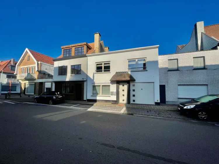 Charmante woning te koop centraal gelegen in Oud-Knokke vlakbij het centrum.