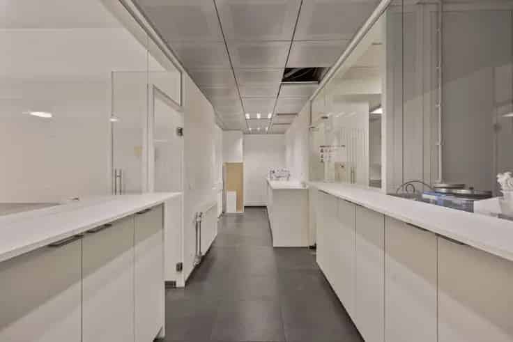 Commerciële Ruimte met Duplex Appartement te Koop Evere