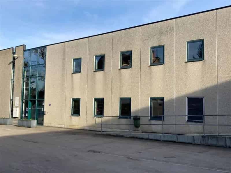 Kantoorgebouw te Huur