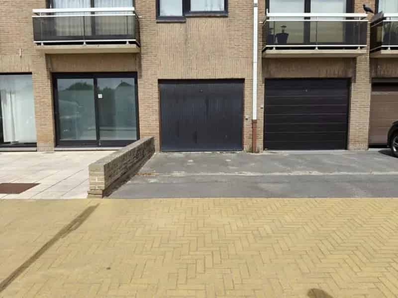 Garage te Koop Raversijde Ruime Opslag Twee Auto's