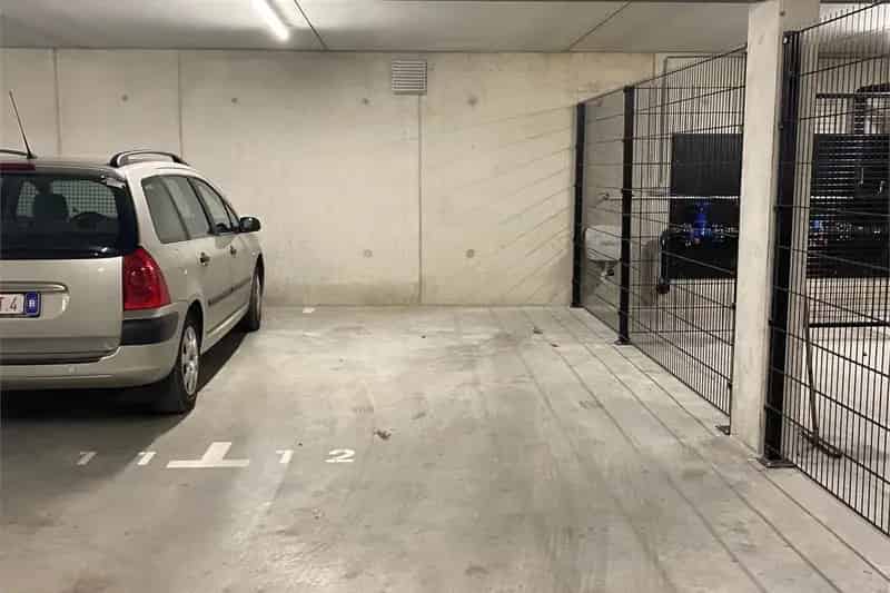 Ruime Ondergrondse Autostaanplaats in Vernieuwde Garage