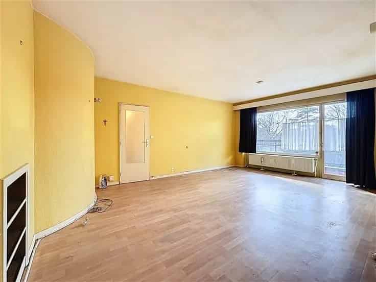 Appartement te renoveren met groot terras Laken