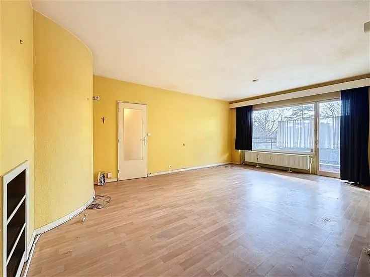 Appartement te renoveren met groot terras Laken