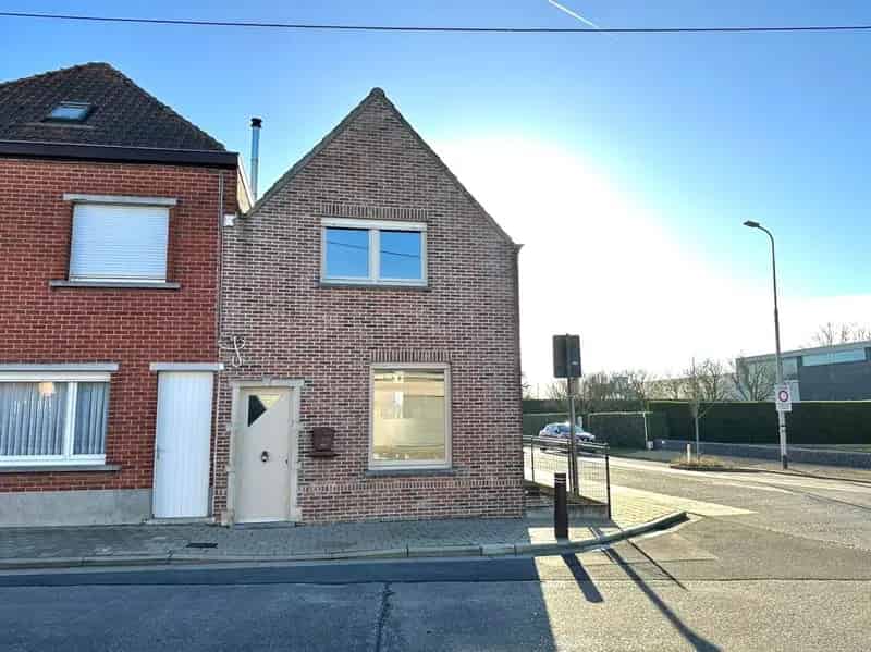 Huis te Huur Waregem: Halfopen Woning met Dubbele Garage en Tuin