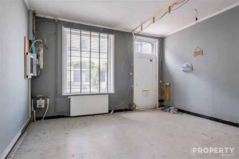 Te renoveren woning met 4 slaapkamers en koer te Izegem