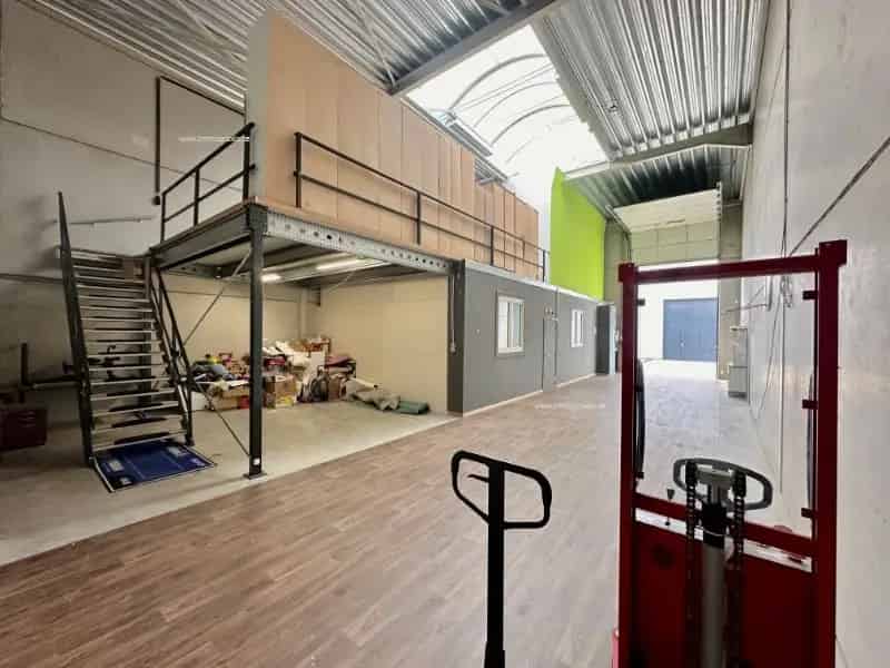 Magazijn te koop Sint-Eloois-Vijve 181m²