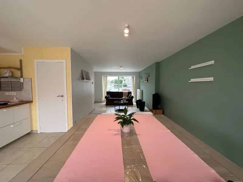 Centraal gelegen, lichtrijke woning met drie slaapkamers en garage