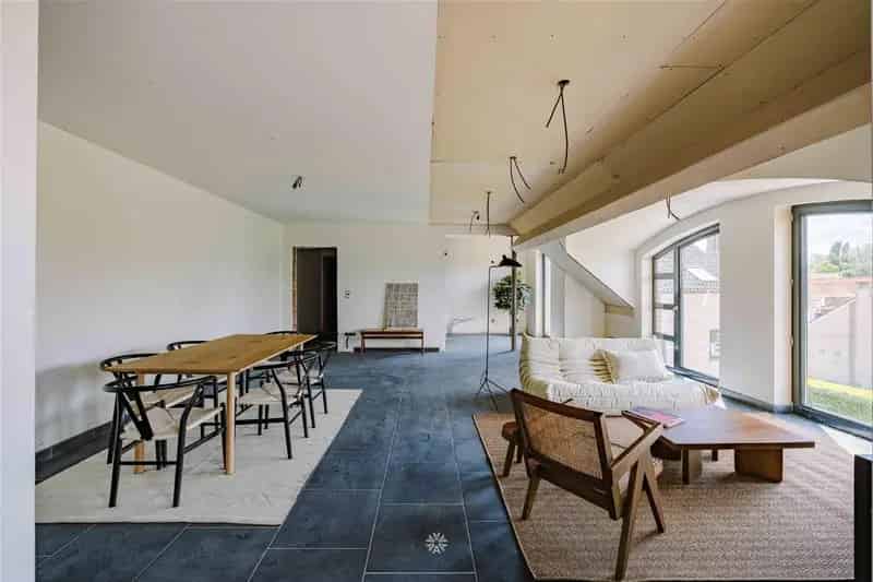 Ruim Duplex Appartement te renoveren in Saint-Sauveur