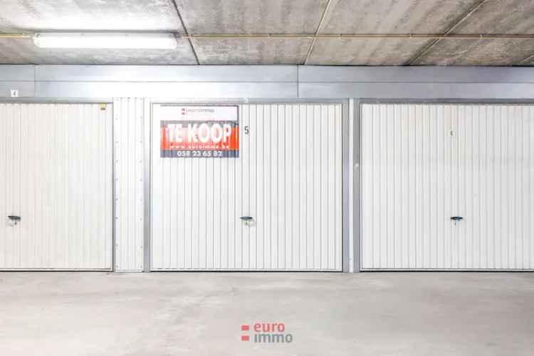 Te koop garagecomplex in Nieuwpoort-bad met recente manuele poort