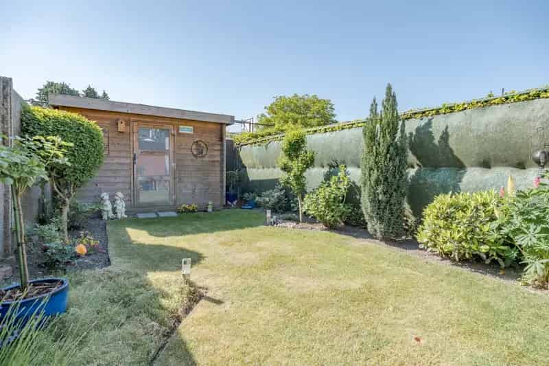 Huis te koop Zwijndrecht: starterswoning met tuin