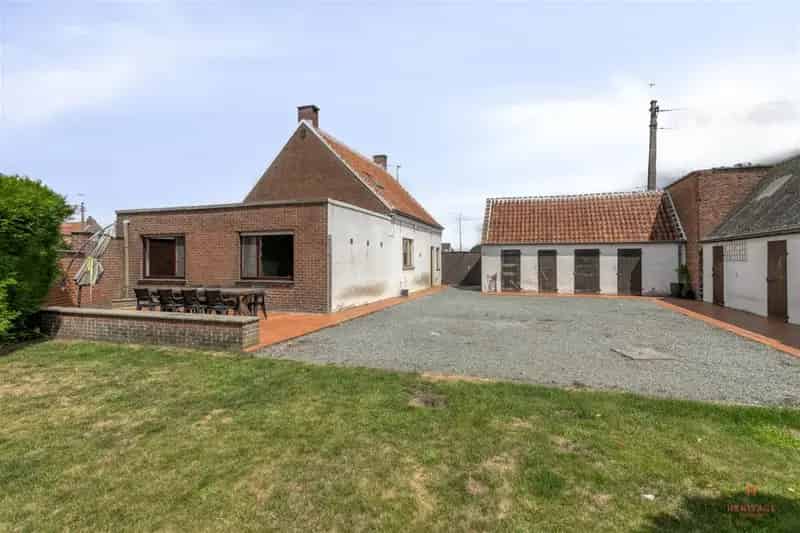 Huis te koop: Ruime gezinswoning met tuin en bijgebouwen