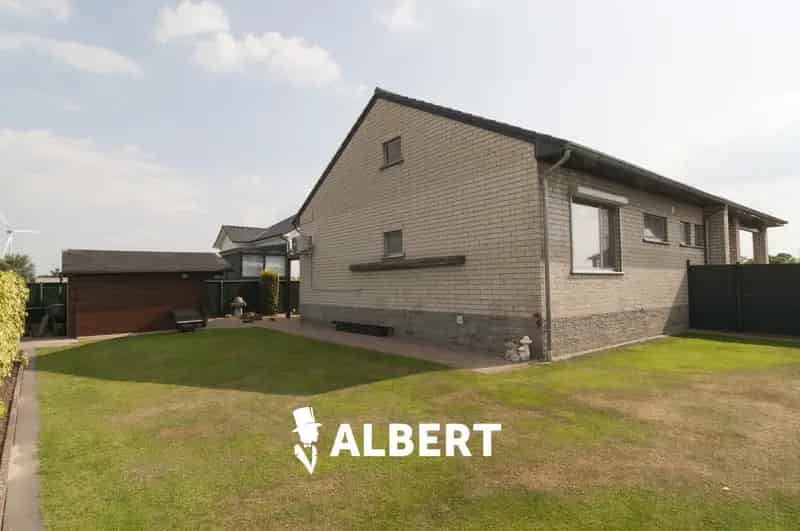 Op zoek naar een instapklare woning in een rustige en centrale omgeving?
Zoek niet langer en ontdek deze gezellige gelijkvloerse woning met een bewoonbare opp. van 158m² (bron EPC), gelegen op een perceel van 660m², niet ver van het centrum van Diepenbeek
