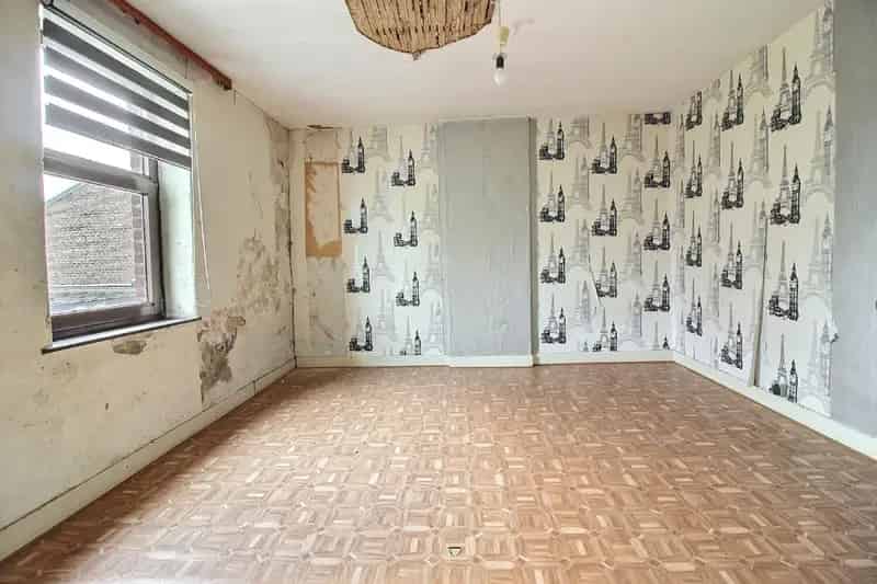 Te renoveren woning met tuin en twee slaapkamers