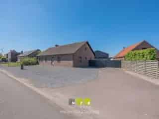 Handelspand te koop - Ruime woning met loods te Neeroeteren