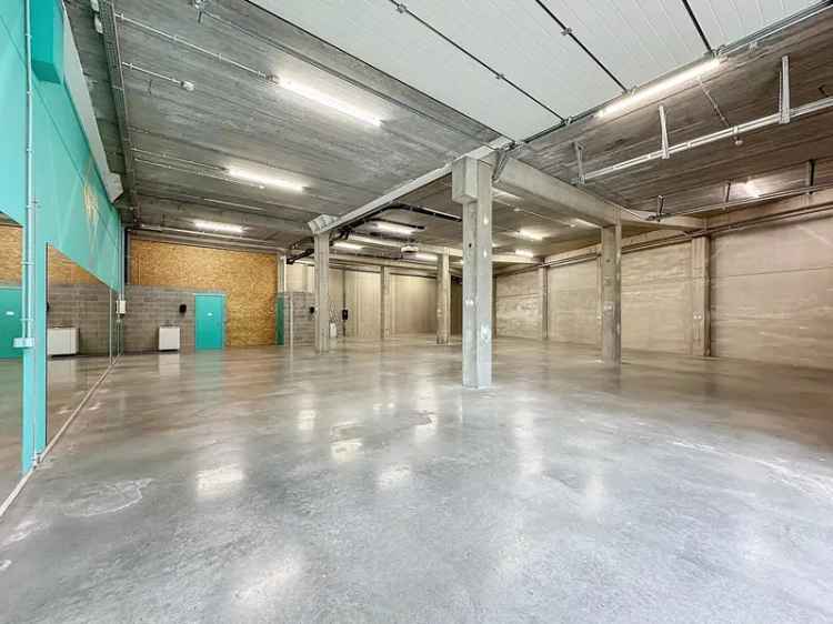 Ruime industriehal 380m² met 2 poorten en luifel van 36m² op toplocatie!