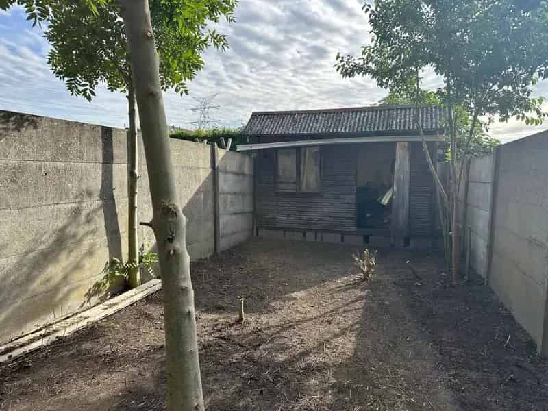 Te renoveren woning met tuin en zijdelingse doorgang