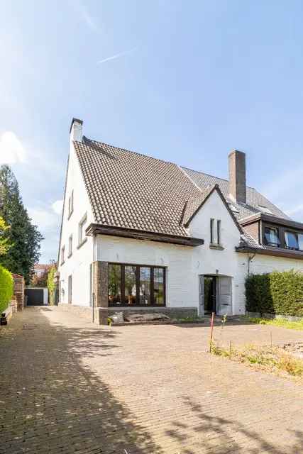 Ruime Villa te Edegem met 7 slaapkamers en Zwembad