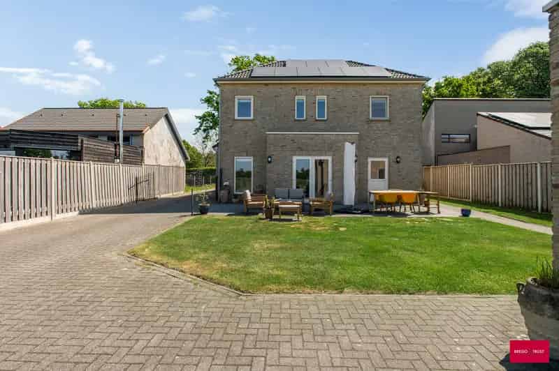 Duurzame Villa met Dubbele Woonfunctie te Koop