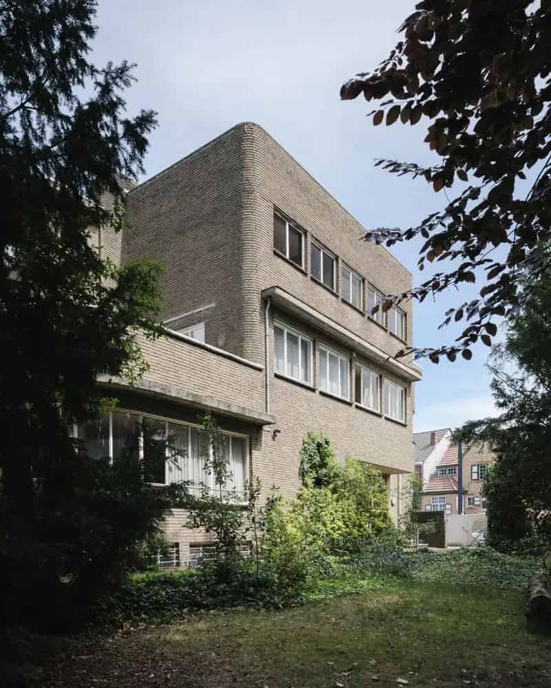 Omgeving Sint-Pieters station - Imposante half vrijstaande villa met parktuin, in nieuwe zakelijkheid naar een ontwerp van architect Geo Bontinck (1935).