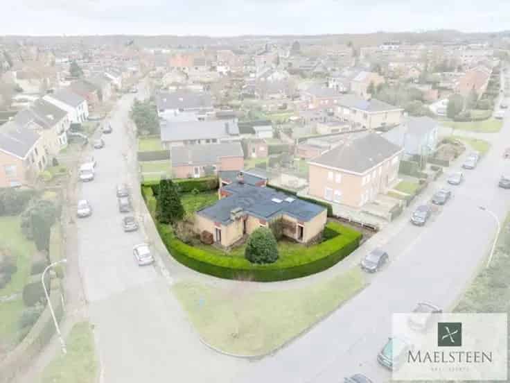 Huis Te Koop Brugge: Op te frissen woning met tuin en garage