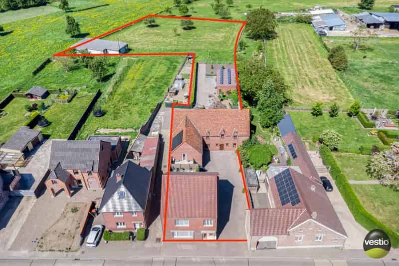 Unieke eigendom met woning, 3 appartementen, weilanden en schuren