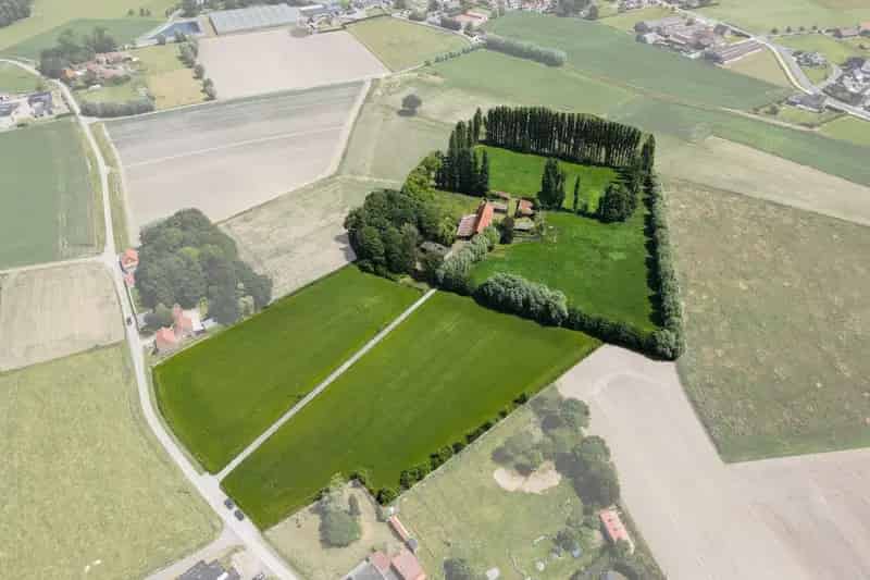 Te renoveren villa met bijgebouwen landelijke ligging