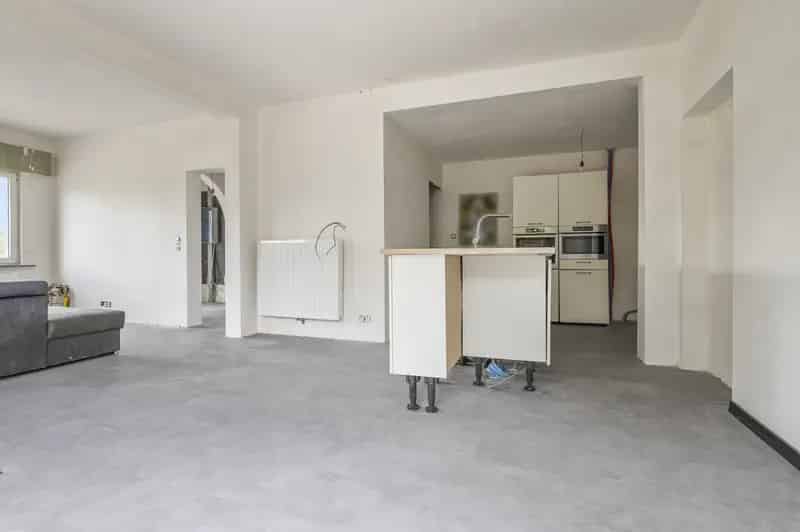 Huis te koop: Gedeeltelijk gerenoveerde woning met tuin