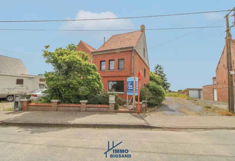 Ruime Te Renoveren Woning met Grote Tuin en Veldzicht