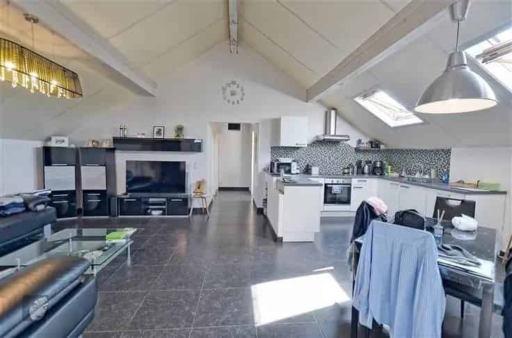Huis Te Koop: Driekamerappartementencomplex met bouwgrond