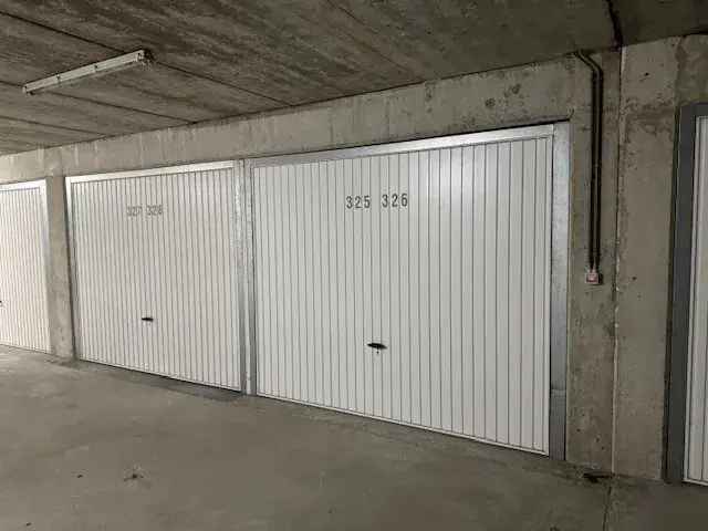 Te koop garagebox nabij het strand in Nieuwpoort met ruime opslagmogelijkheden