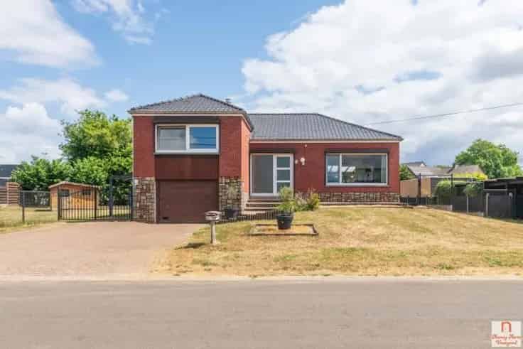 Huis Te Koop Ruime Split-level woning met 3 slaapkamers en tuin