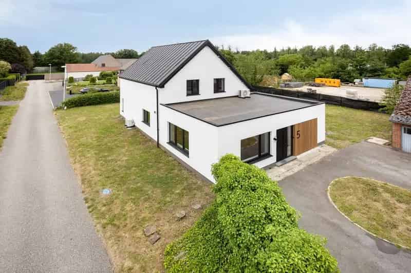 Gerenoveerde 5 Slaapkamers Woning Bijgebouw