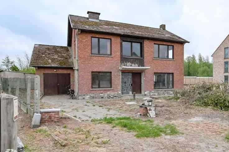 Te renoveren Huis met 4 slaapkamers en grote tuin
