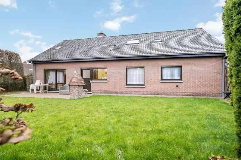 Ruime woning te koop in rustige wijk Hulste
