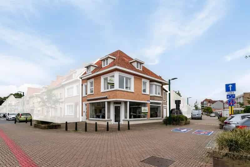 Handelspand met 3 appartementen te koop De Panne
