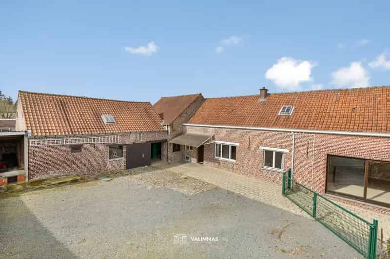 Landelijke hoeve te huur met bijgebouwen en weide